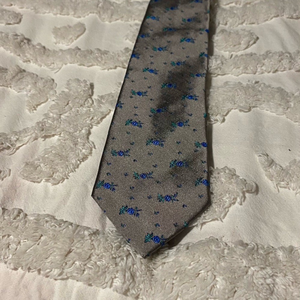 Paul Smith Gray Tie with Blue Floral Design - Picture 3 of 6